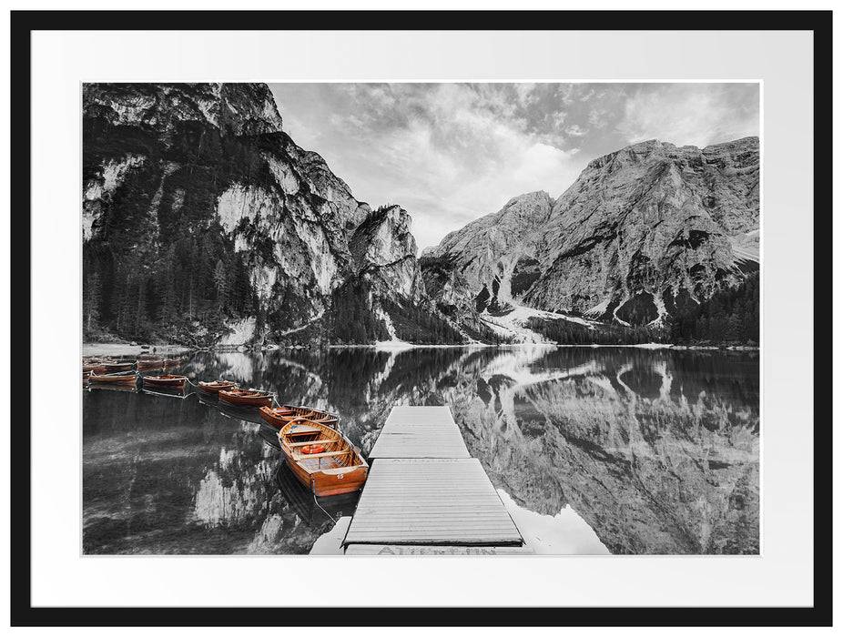 Pixxprint Bootsreihe am Steg des Pragser Wildsee B&W Detail, im Galerie-Passepartout Bilderrahmen Online Outlet