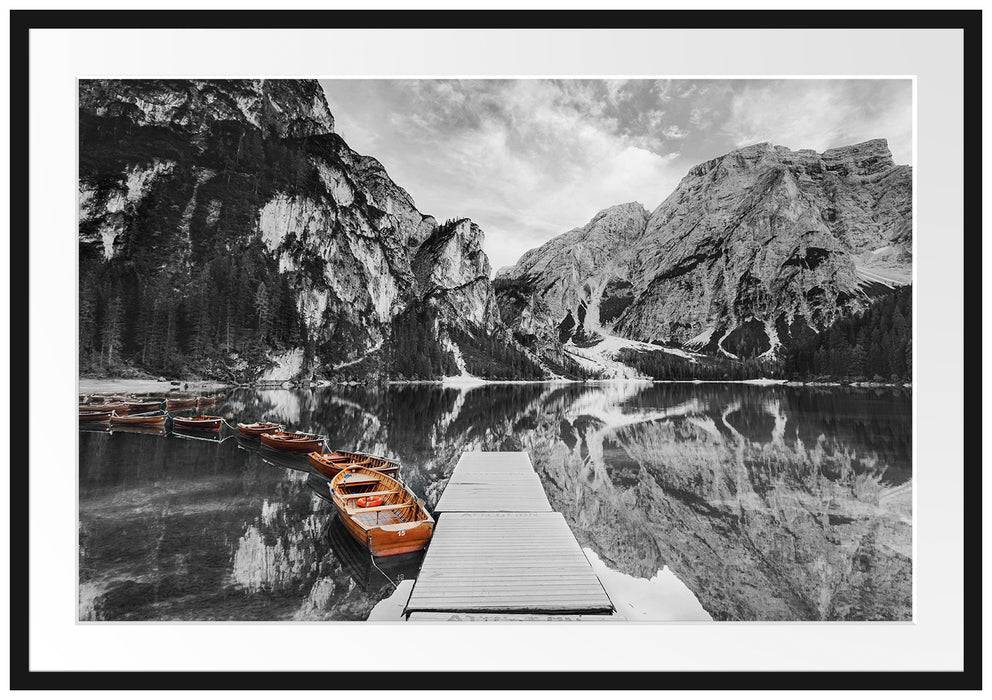 Pixxprint Bootsreihe am Steg des Pragser Wildsee B&W Detail, im Galerie-Passepartout Bilderrahmen Online Outlet