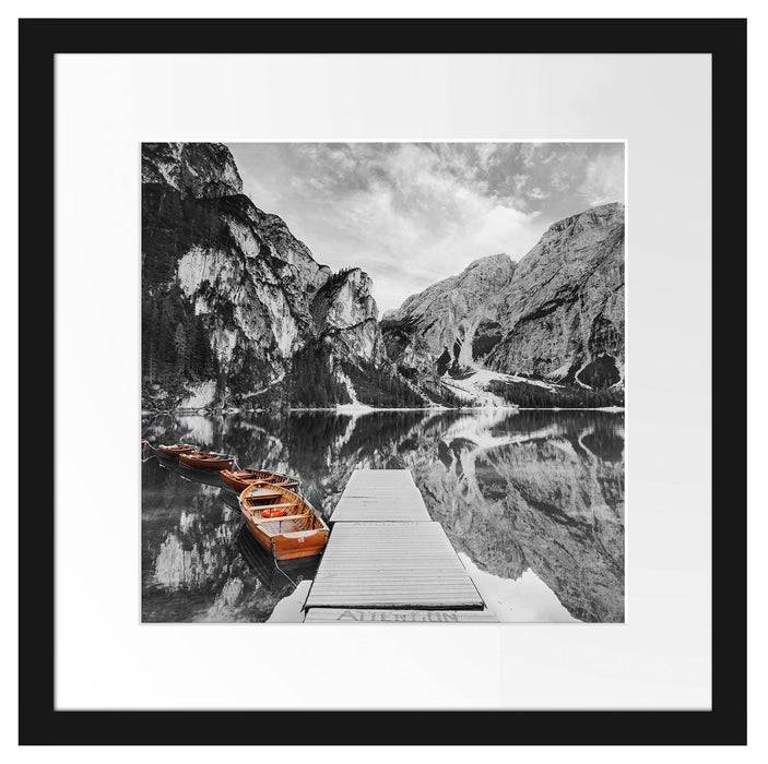 Pixxprint Bootsreihe am Steg des Pragser Wildsee B&W Detail, im Galerie-Passepartout Bilderrahmen Online Outlet