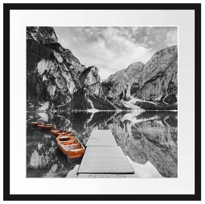 Pixxprint Bootsreihe am Steg des Pragser Wildsee B&W Detail, im Galerie-Passepartout Bilderrahmen Online Outlet