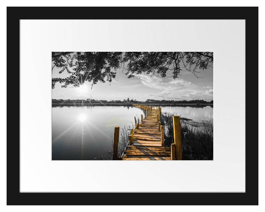 Pixxprint Holzbrücke über Natursee im Sommer B&W Detail, im Galerie-Passepartout Bilderrahmen