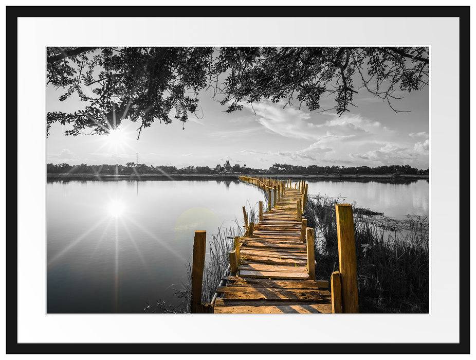 Pixxprint Holzbrücke über Natursee im Sommer B&W Detail, im Galerie-Passepartout Bilderrahmen Zeitlich begrenztes Angebot