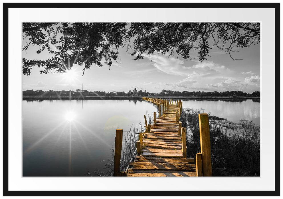Pixxprint Holzbrücke über Natursee im Sommer B&W Detail, im Galerie-Passepartout Bilderrahmen Zeitlich begrenztes Angebot