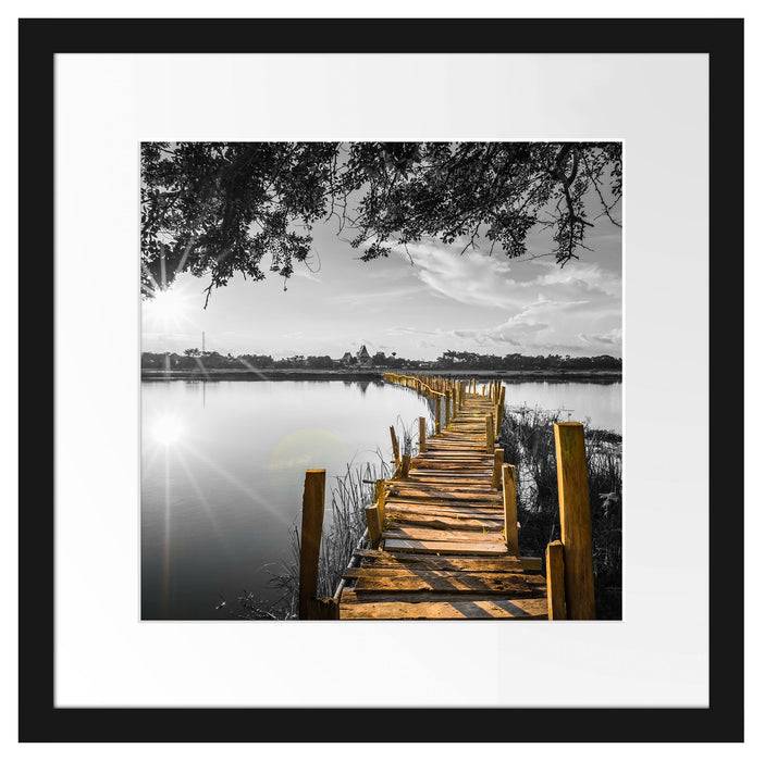 Pixxprint Holzbrücke über Natursee im Sommer B&W Detail, im Galerie-Passepartout Bilderrahmen Zeitlich begrenztes Angebot