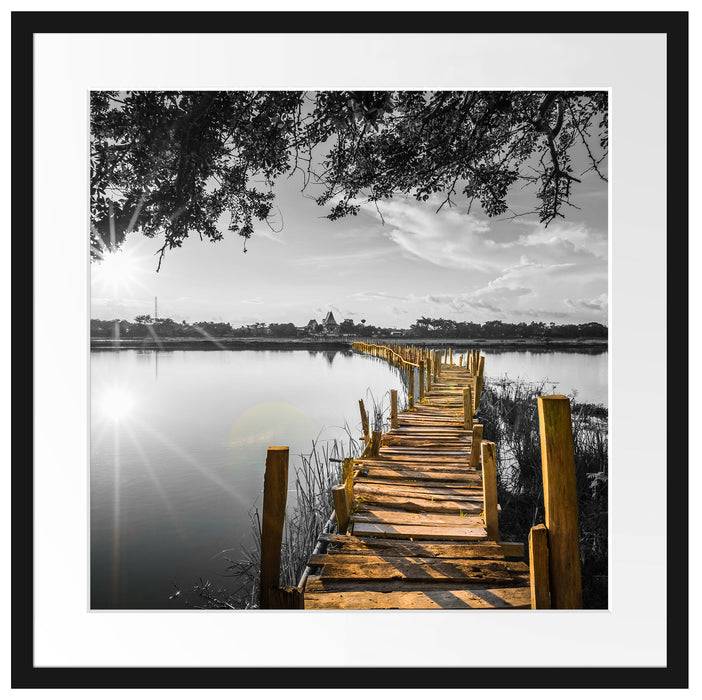 Pixxprint Holzbrücke über Natursee im Sommer B&W Detail, im Galerie-Passepartout Bilderrahmen Zeitlich begrenztes Angebot