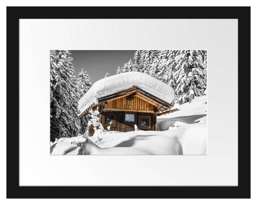 Pixxprint Verschneite Skihütte in Alpenwald B&W Detail, im Galerie-Passepartout Bilderrahmen
