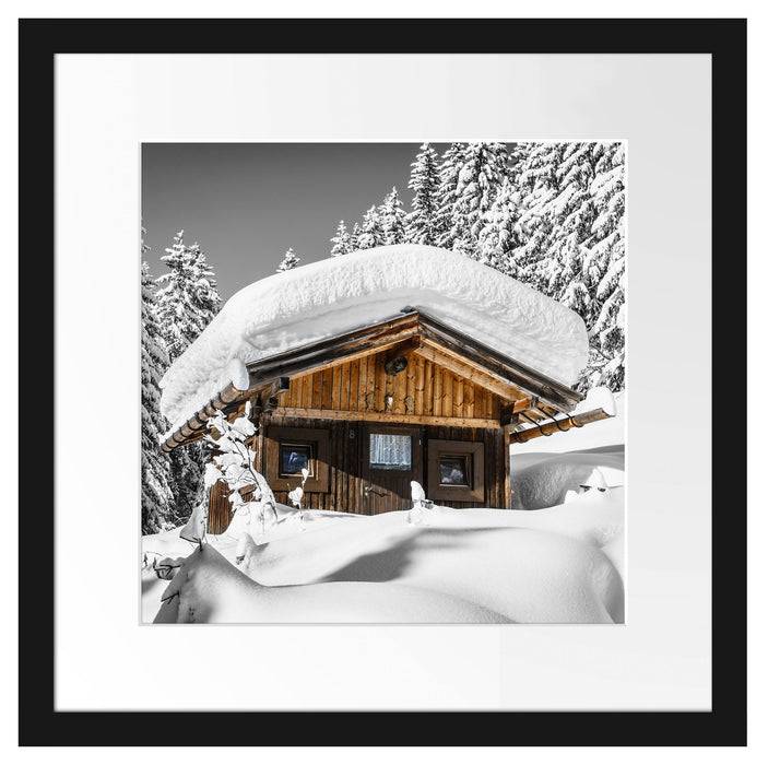 Pixxprint Verschneite Skihütte in Alpenwald B&W Detail, im Galerie-Passepartout Bilderrahmen Große Rabatte