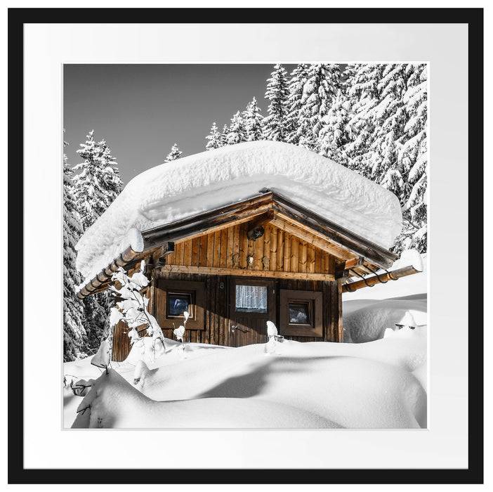 Pixxprint Verschneite Skihütte in Alpenwald B&W Detail, im Galerie-Passepartout Bilderrahmen Große Rabatte
