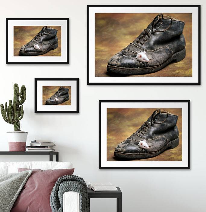 Pixxprint Maus in schwarzem Schuh, im Galerie-Passepartout Bilderrahmen Kauf eins, bekomm eins gratis