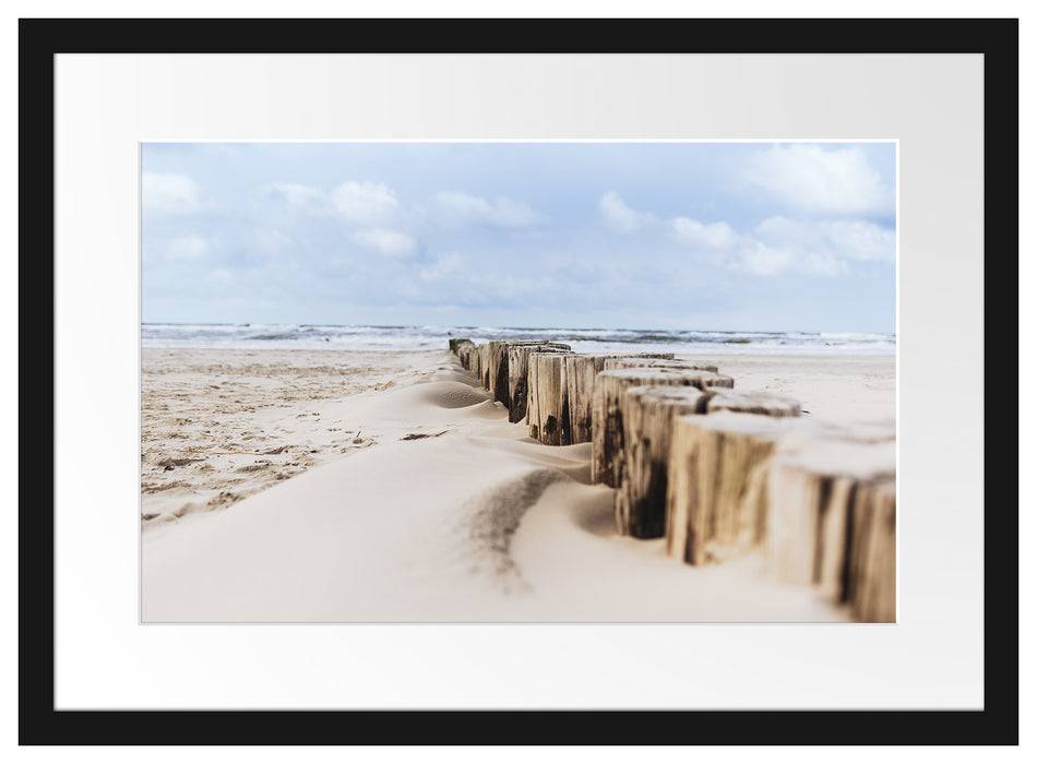 Pixxprint Nahaufnahme Steg aus Holzpföcken am Meer, im Galerie-Passepartout Bilderrahmen Tiefpreis