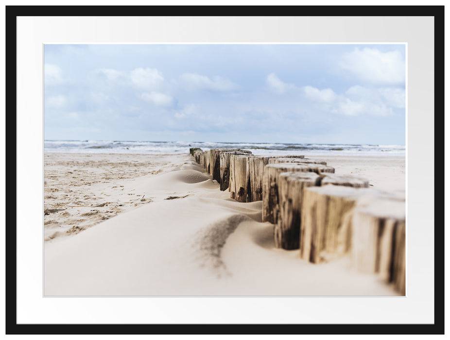 Pixxprint Nahaufnahme Steg aus Holzpföcken am Meer, im Galerie-Passepartout Bilderrahmen Tiefpreis
