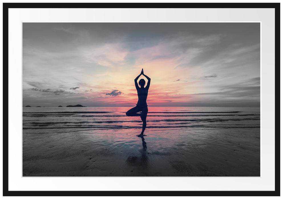 Pixxprint Yoga am Strand, im Galerie-Passepartout Bilderrahmen