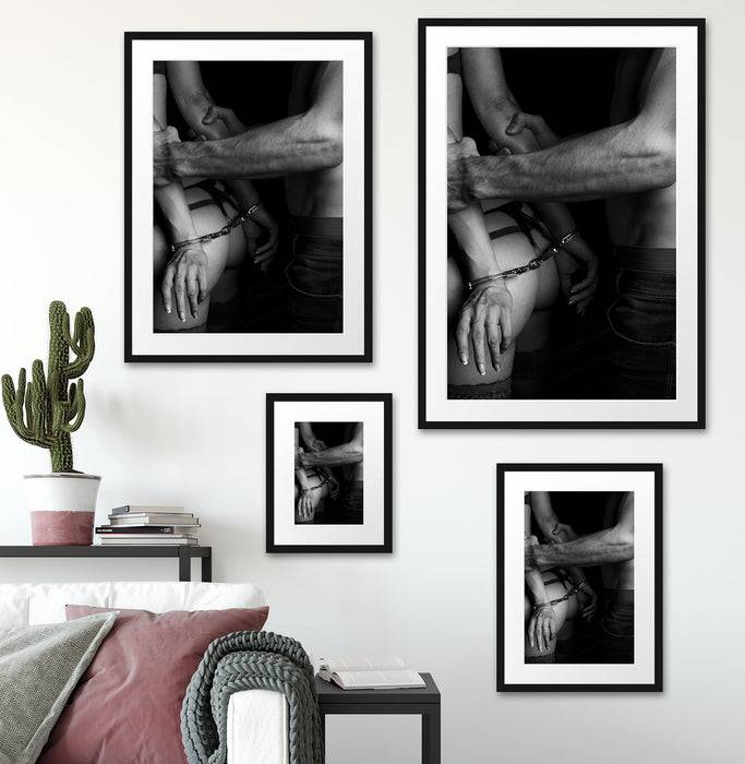 Pixxprint Sexy Frau in Handschellen, im Galerie-Passepartout Bilderrahmen Discount Store für neue Produkte