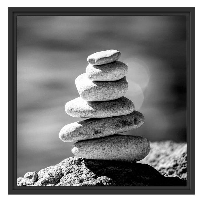 Pixxprint Steinpyramide am Strand, Monochrome, im Schwebe-Effekt Bilderrahmen Vatertagsangebot