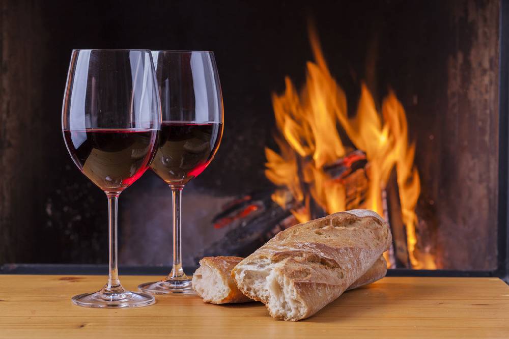 Pixxprint Zwei Gläser Wein mit Baguette, Glasbild Rabatt