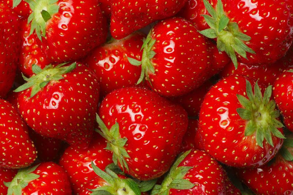 Pixxprint Leckere frische Erdbeeren, Glasbild Begrenztes Angebot
