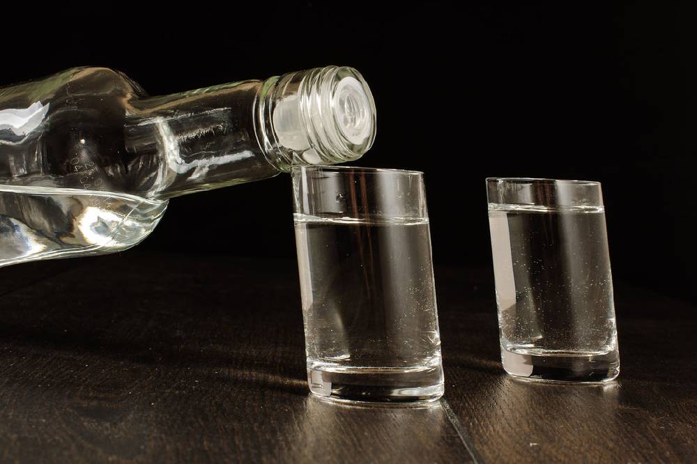 Pixxprint Vodka wird eingeschenkt, Glasbild Preisnachlass