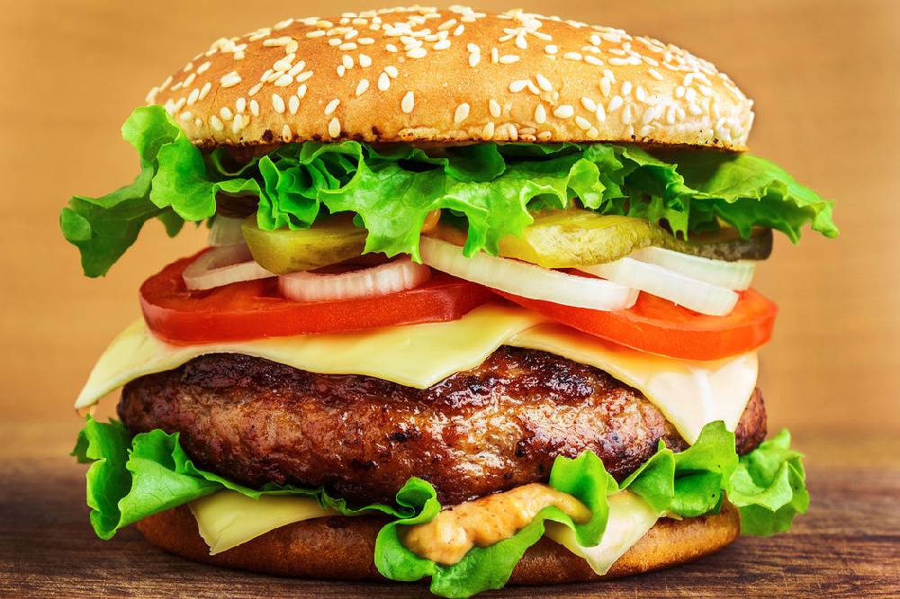 Pixxprint Köstlicher Burger auf Holztisch, Glasbild Weihnachtsangebot