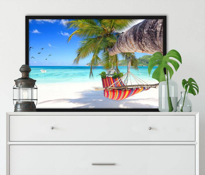 Pixxprint Bunte Hängematte am Traumstrand, Poster mit Bilderrahmen Blitzangebot