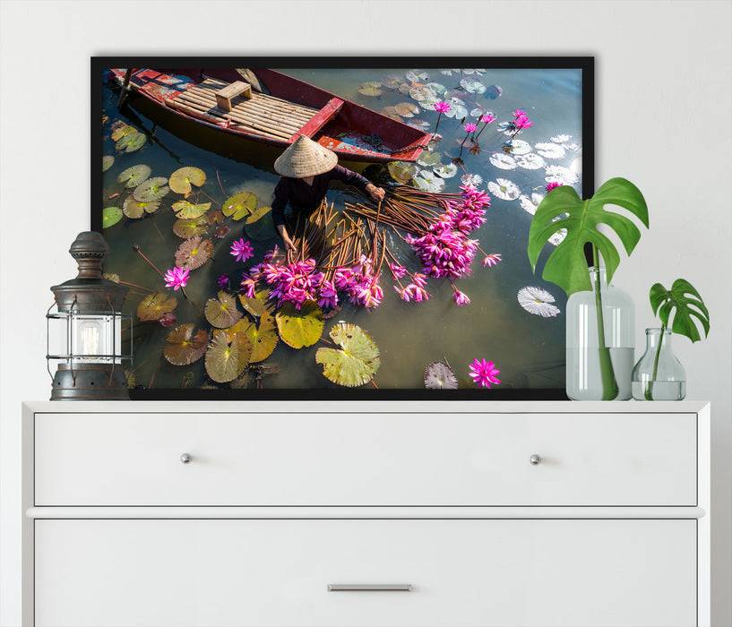 Pixxprint Wasserlilienernte mit Boot in Vietnam, Poster mit Bilderrahmen Letzte 2 Tage
