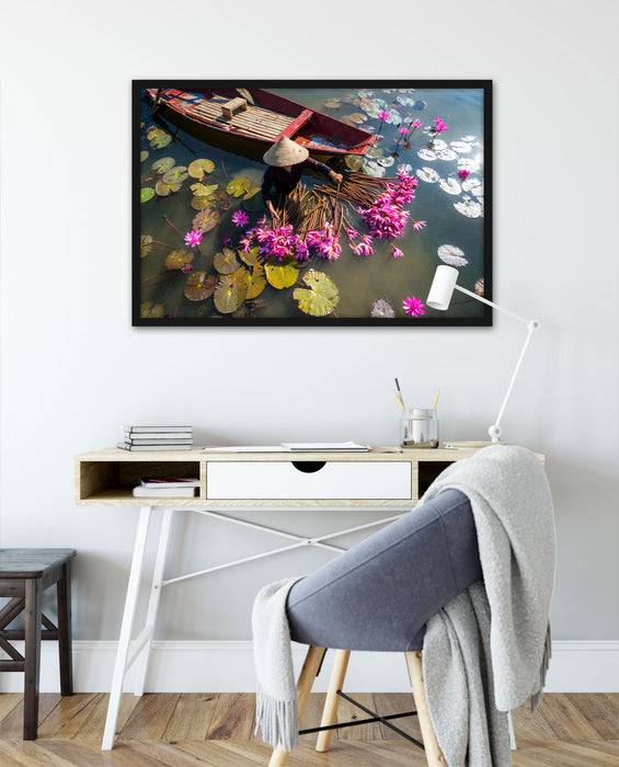 Pixxprint Wasserlilienernte mit Boot in Vietnam, Poster mit Bilderrahmen Letzte 2 Tage