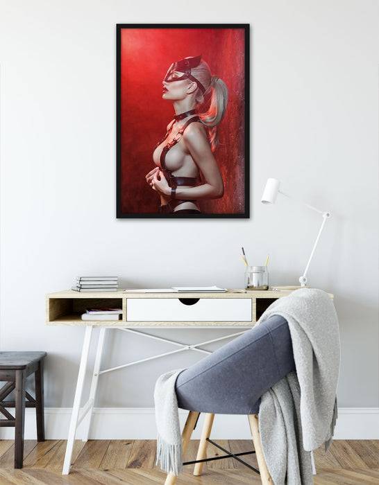 Pixxprint Sexy Blondine in Leder im Rotlicht, Poster mit Bilderrahmen Letzter Tag