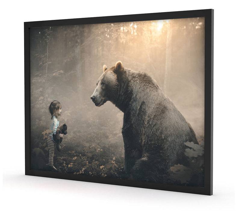 Pixxprint Mädchen mit Teddy und Bär im Wald, Poster mit Bilderrahmen Nur für heute