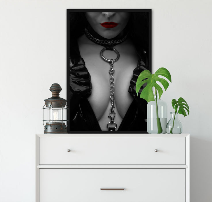 Pixxprint Strenge Domina rote Lippen mit Halsband, Poster mit Bilderrahmen Sonderangebot der Fabrik