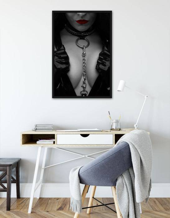 Pixxprint Strenge Domina rote Lippen mit Halsband, Poster mit Bilderrahmen Sonderangebot der Fabrik