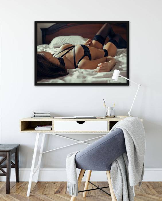 Pixxprint Frau in erotischen Dessous auf Bett, Poster mit Bilderrahmen Bis zu 55% Rabatt