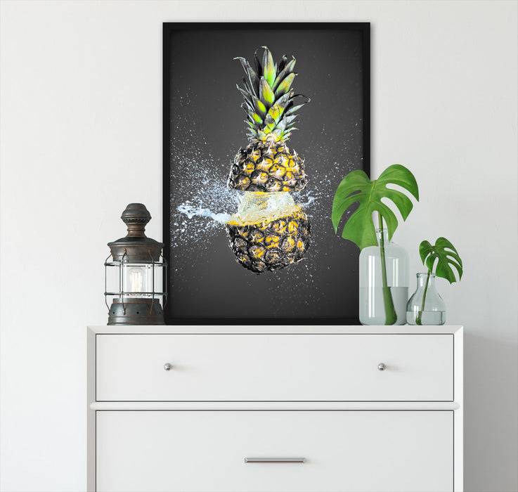 Pixxprint Ananas mit Wasser bespritzt, Poster mit Bilderrahmen Black Friday Preise