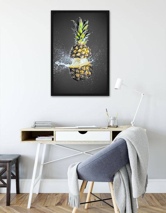 Pixxprint Ananas mit Wasser bespritzt, Poster mit Bilderrahmen Black Friday Preise