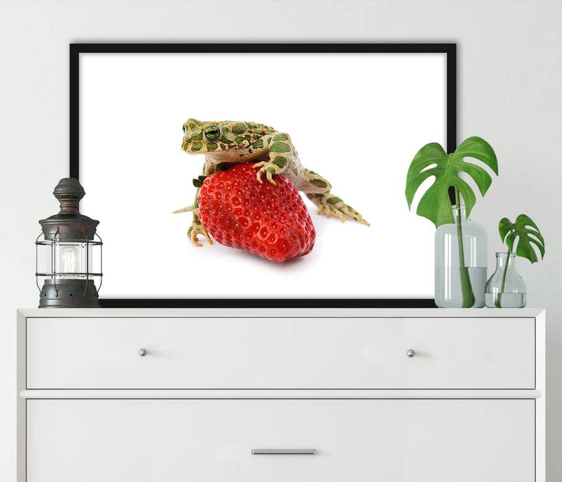 Pixxprint Kleiner Frosch sitzt auf Erdbeere, Poster mit Bilderrahmen Blitzangebot