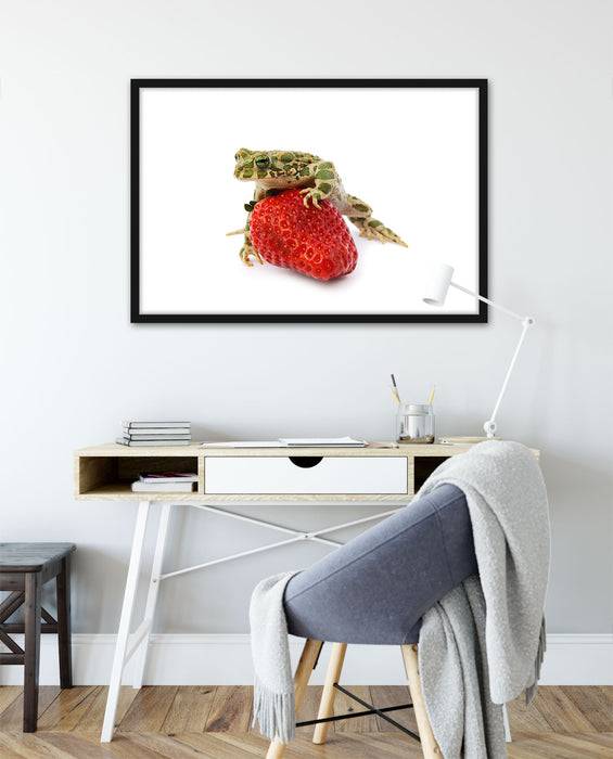 Pixxprint Kleiner Frosch sitzt auf Erdbeere, Poster mit Bilderrahmen Blitzangebot