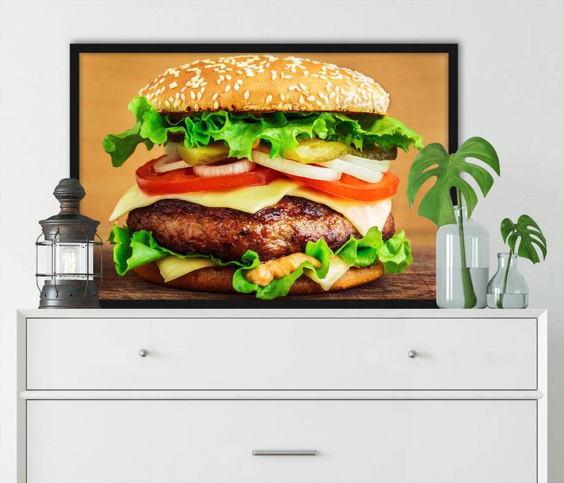 Pixxprint Köstlicher Burger auf Holztisch, Poster mit Bilderrahmen Räumungsverkauf