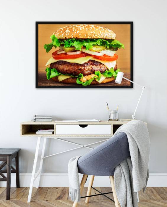 Pixxprint Köstlicher Burger auf Holztisch, Poster mit Bilderrahmen Räumungsverkauf
