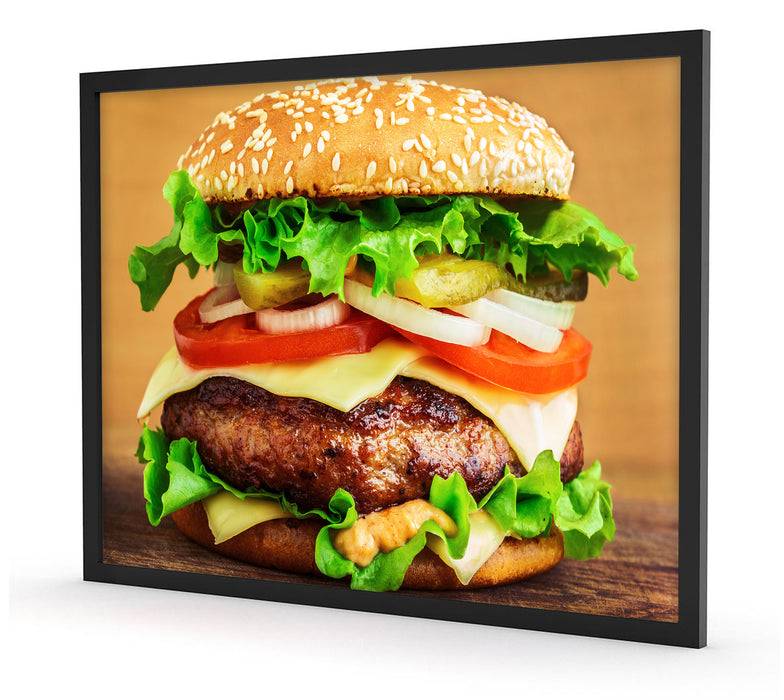 Pixxprint Köstlicher Burger auf Holztisch, Poster mit Bilderrahmen Räumungsverkauf