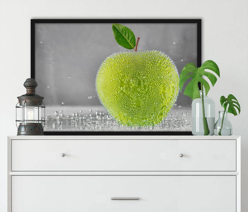 Pixxprint Grüner leckerer Apfel im Wasser, Poster mit Bilderrahmen Kauf eins, bekomm eins gratis
