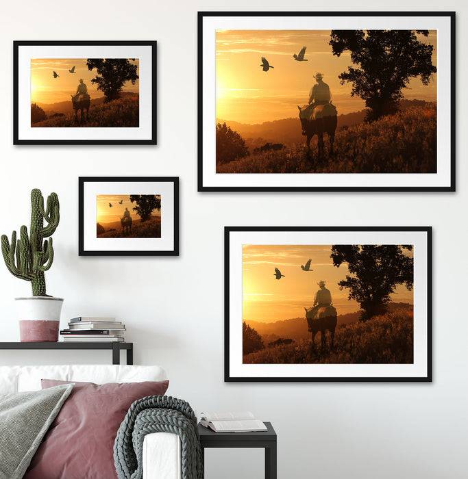 Pixxprint Ein Cowboy im Sonnenuntergang, im Galerie-Passepartout Bilderrahmen Letzter Tag