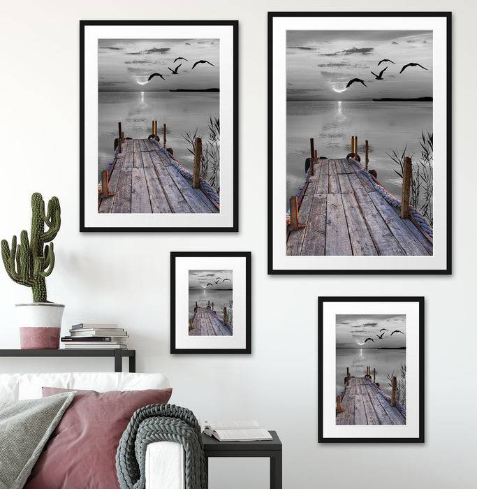 Pixxprint schöner Steg mit Vögeln, im Galerie-Passepartout Bilderrahmen Sonderangebot der Fabrik