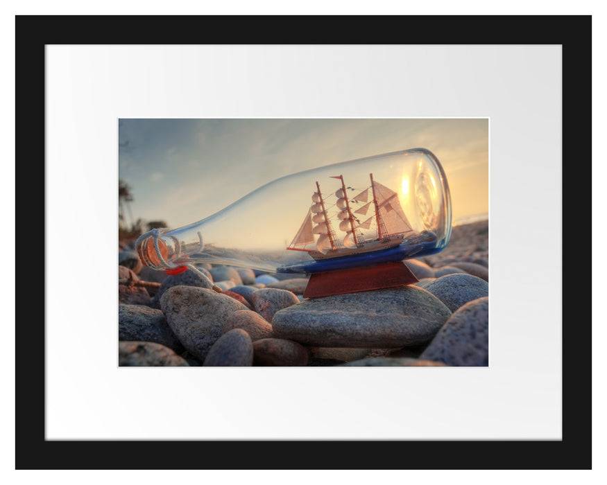 Pixxprint Flasche mit Schiff, im Galerie-Passepartout Bilderrahmen Riesige Rabatte
