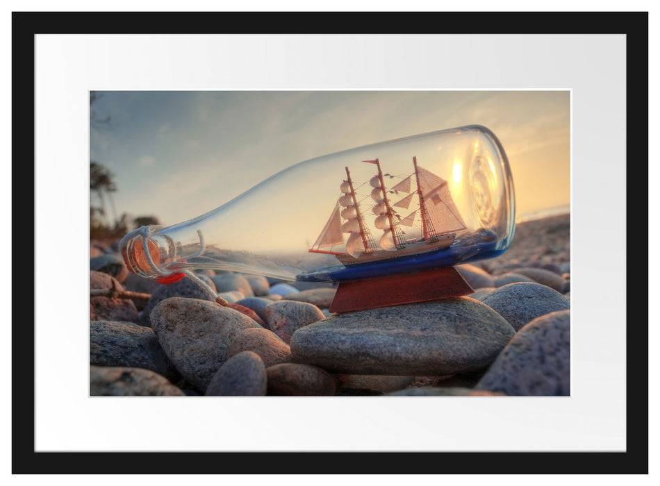 Pixxprint Flasche mit Schiff, im Galerie-Passepartout Bilderrahmen Riesige Rabatte