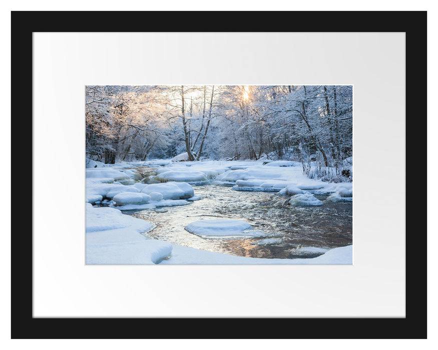 Pixxprint Bach in Winterlandschaft, im Galerie-Passepartout Bilderrahmen Rabatte dieses Monats