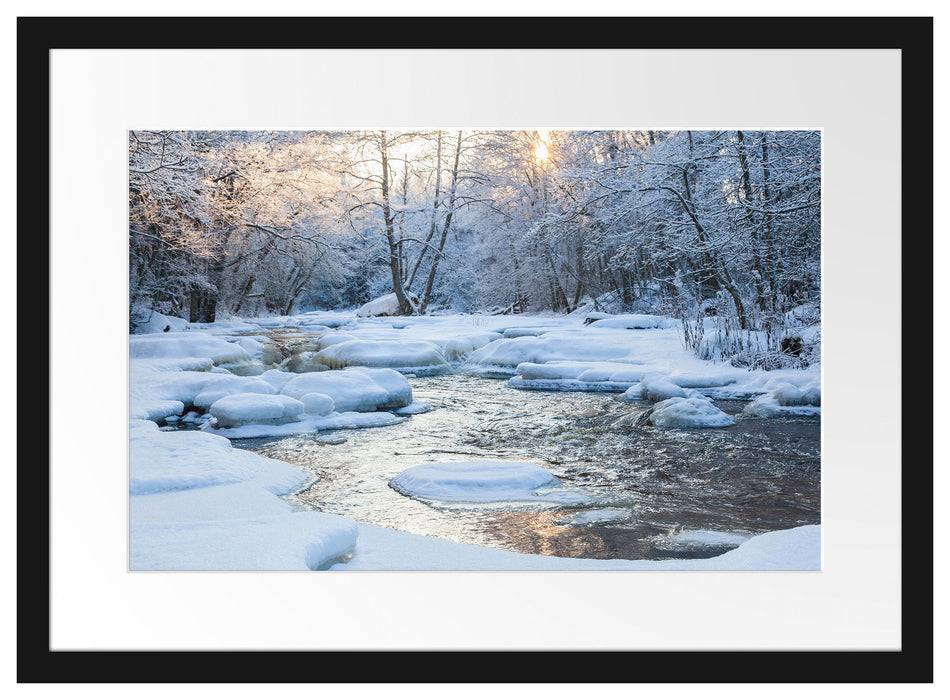 Pixxprint Bach in Winterlandschaft, im Galerie-Passepartout Bilderrahmen Rabatte dieses Monats