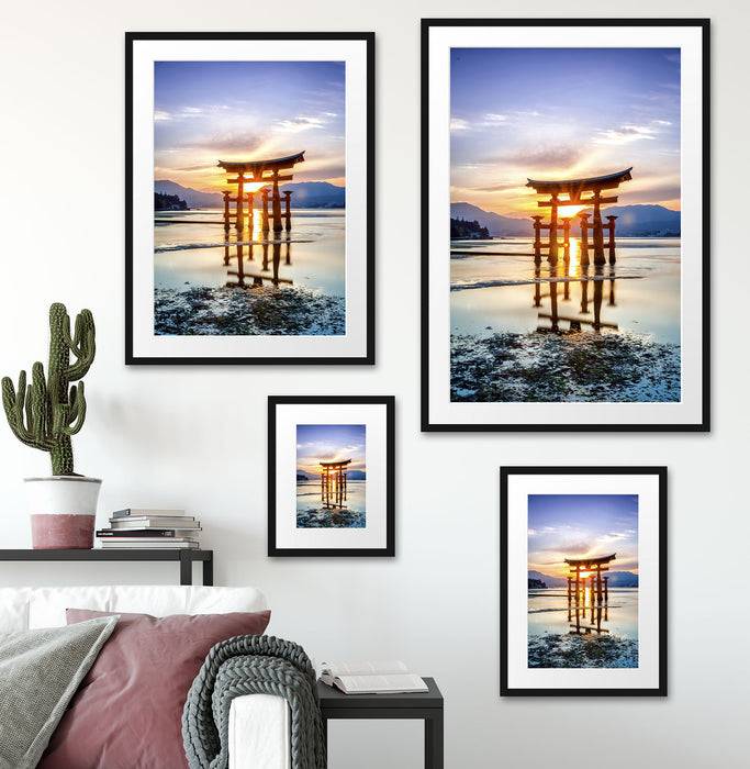 Pixxprint Torii Gate in Miyajima Japan, im Galerie-Passepartout Bilderrahmen Zeitlich begrenztes Angebot