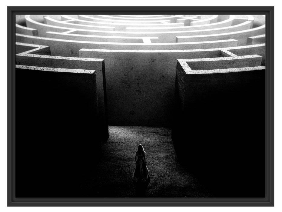 Pixxprint Frau vor großem Labyrinth, Monochrome, im Schwebe-Effekt Bilderrahmen Sonderangebot der Fabrik