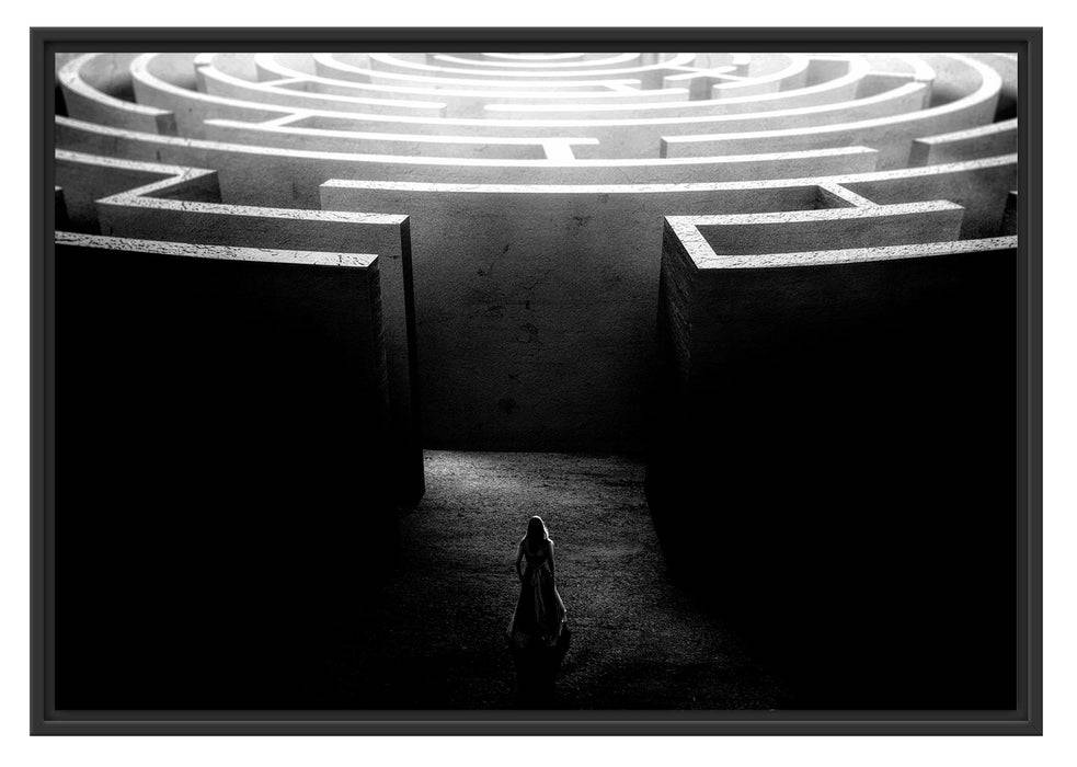 Pixxprint Frau vor großem Labyrinth, Monochrome, im Schwebe-Effekt Bilderrahmen Sonderangebot der Fabrik