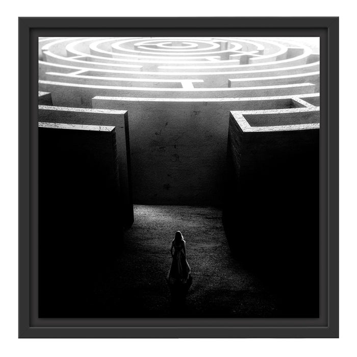 Pixxprint Frau vor großem Labyrinth, Monochrome, im Schwebe-Effekt Bilderrahmen Sonderangebot der Fabrik