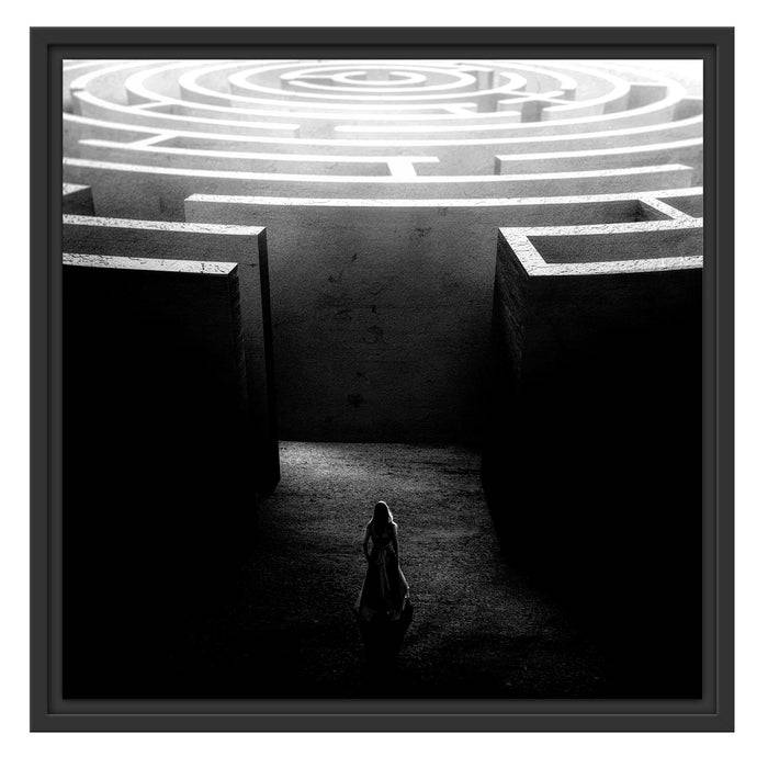 Pixxprint Frau vor großem Labyrinth, Monochrome, im Schwebe-Effekt Bilderrahmen Sonderangebot der Fabrik