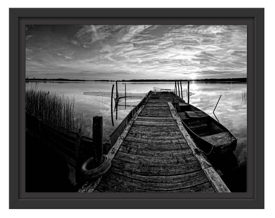 Pixxprint Weitwinkel Holzsteg im Sonnenuntergang, Monochrome, im Schwebe-Effekt Bilderrahmen
